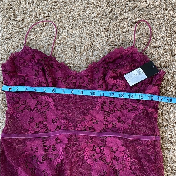 New! Guess lace v neck bodysuit plum - Picture 5 of 6